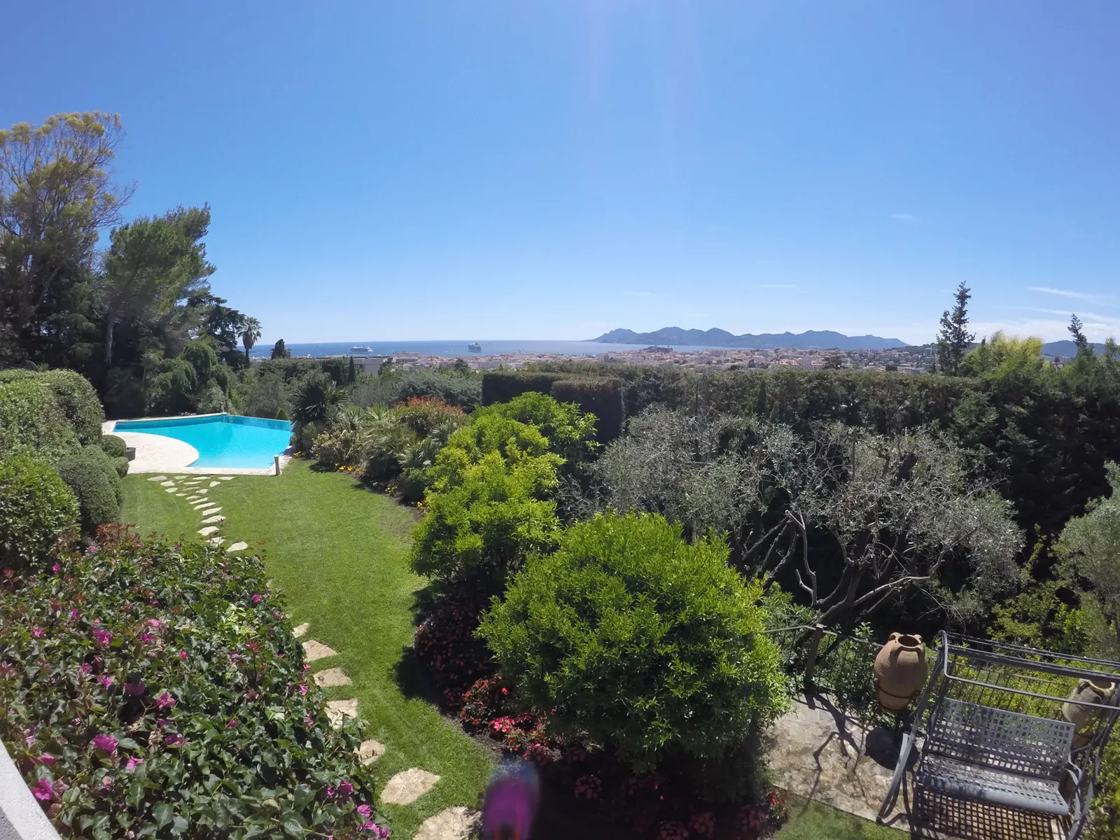 Jardin en pente avec piscine et vue sur le littoral