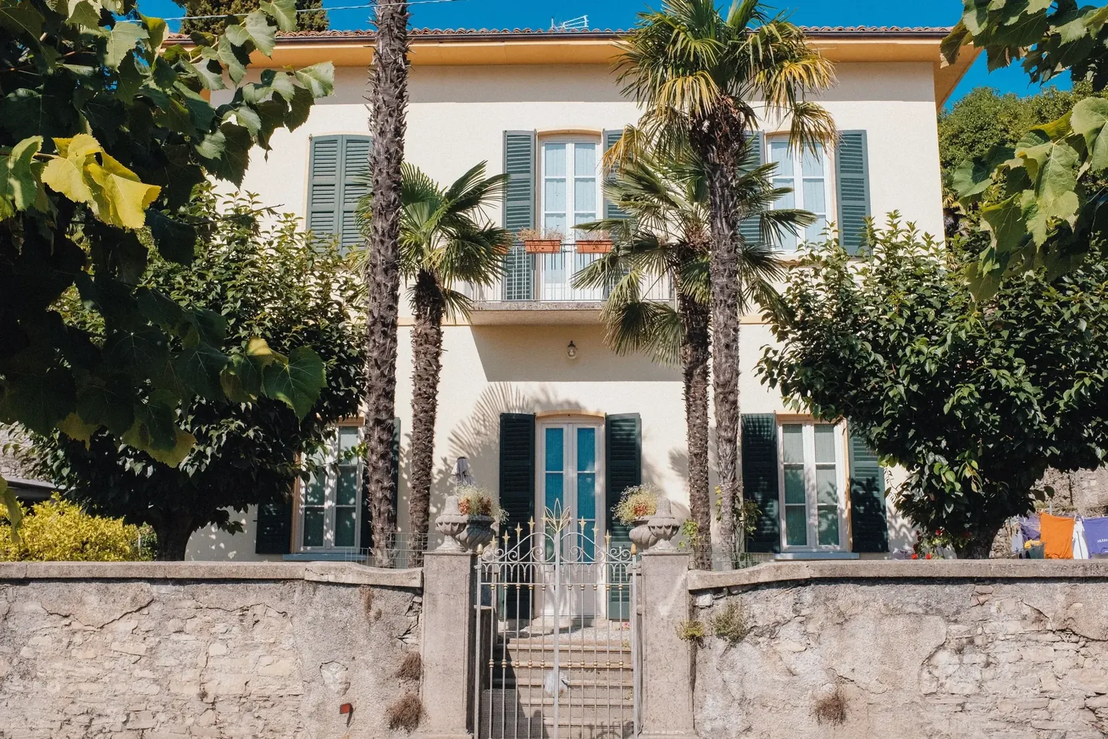 Palmiers et végétation autour d’une villa
